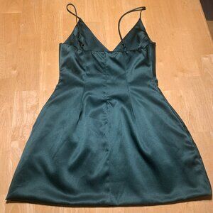 Emerald Green Satin V-Neck Mini Dress – Pockets – Size L (Fits M)